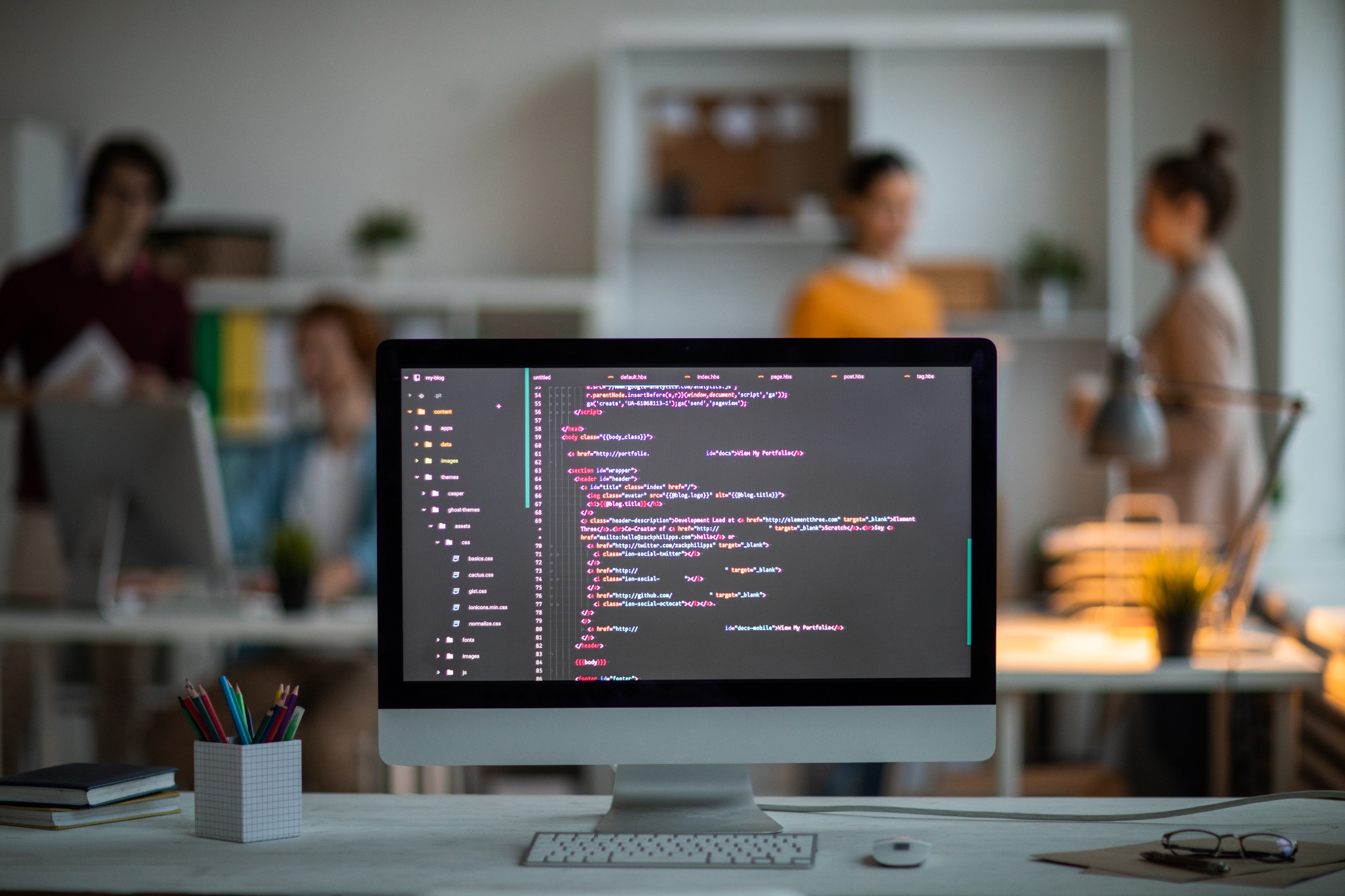 Programmcode auf einem Monitor als Arbeitsplatz für KI-gestützte Softwareentwicklung