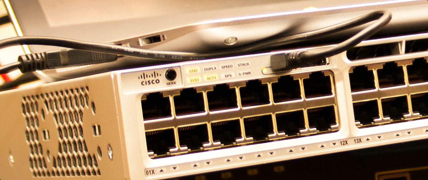 Cisco-Netzwerk-Switch mit Ethernet-Ports als Praxisbeispiel für technische IT-Trainings