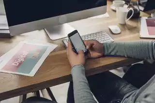 Büroarbeitsplatz mit Computer und Smartphone