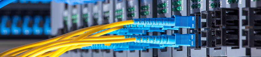 Glasfaser-Patchkabel an aktiven Netzwerkkomponenten