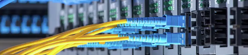 Glasfaser- und Netzwerkanschlüsse in einer professionellen IT-Infrastruktur