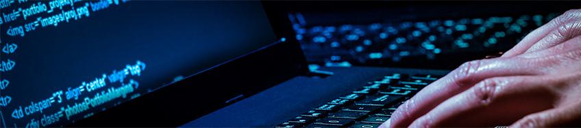 Analyse von Programmcode auf einem Laptop im Bereich IT-Sicherheit